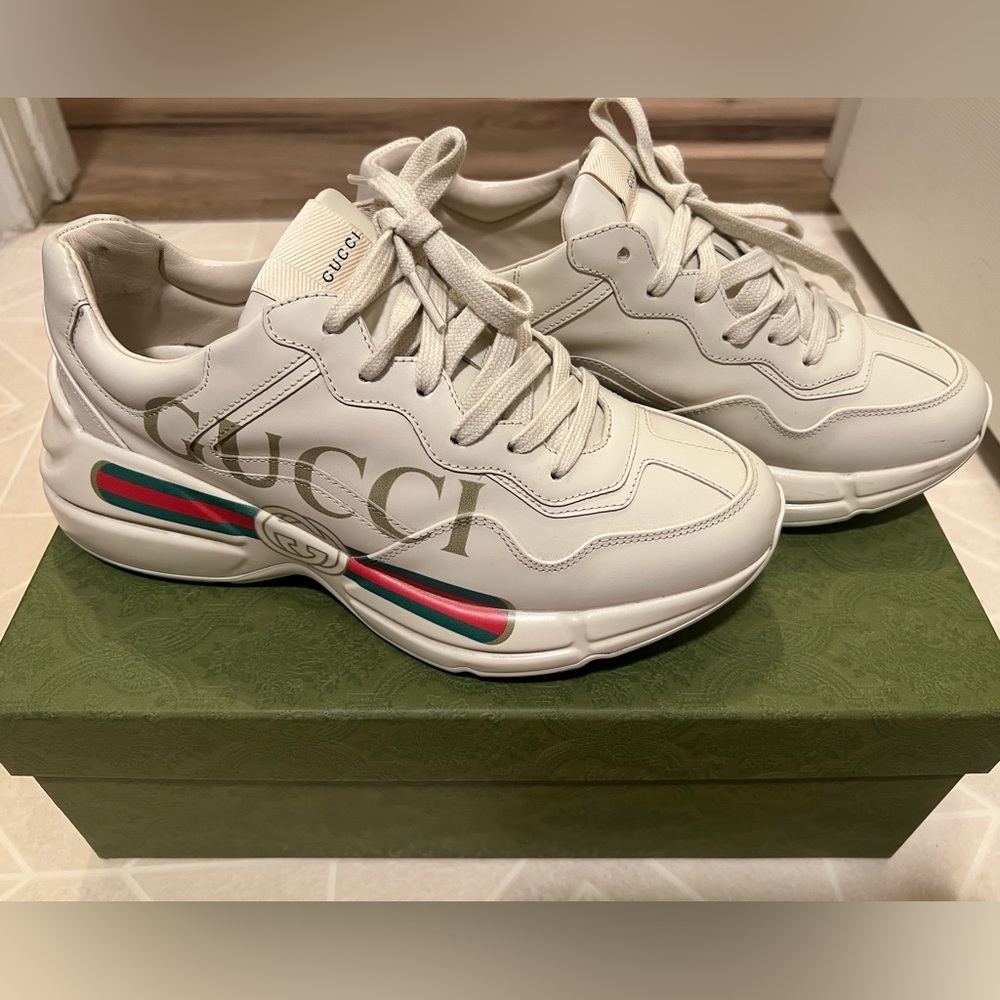 WOMEN'S RHYTON GUCCI LOGO LEATHER SNEAKER